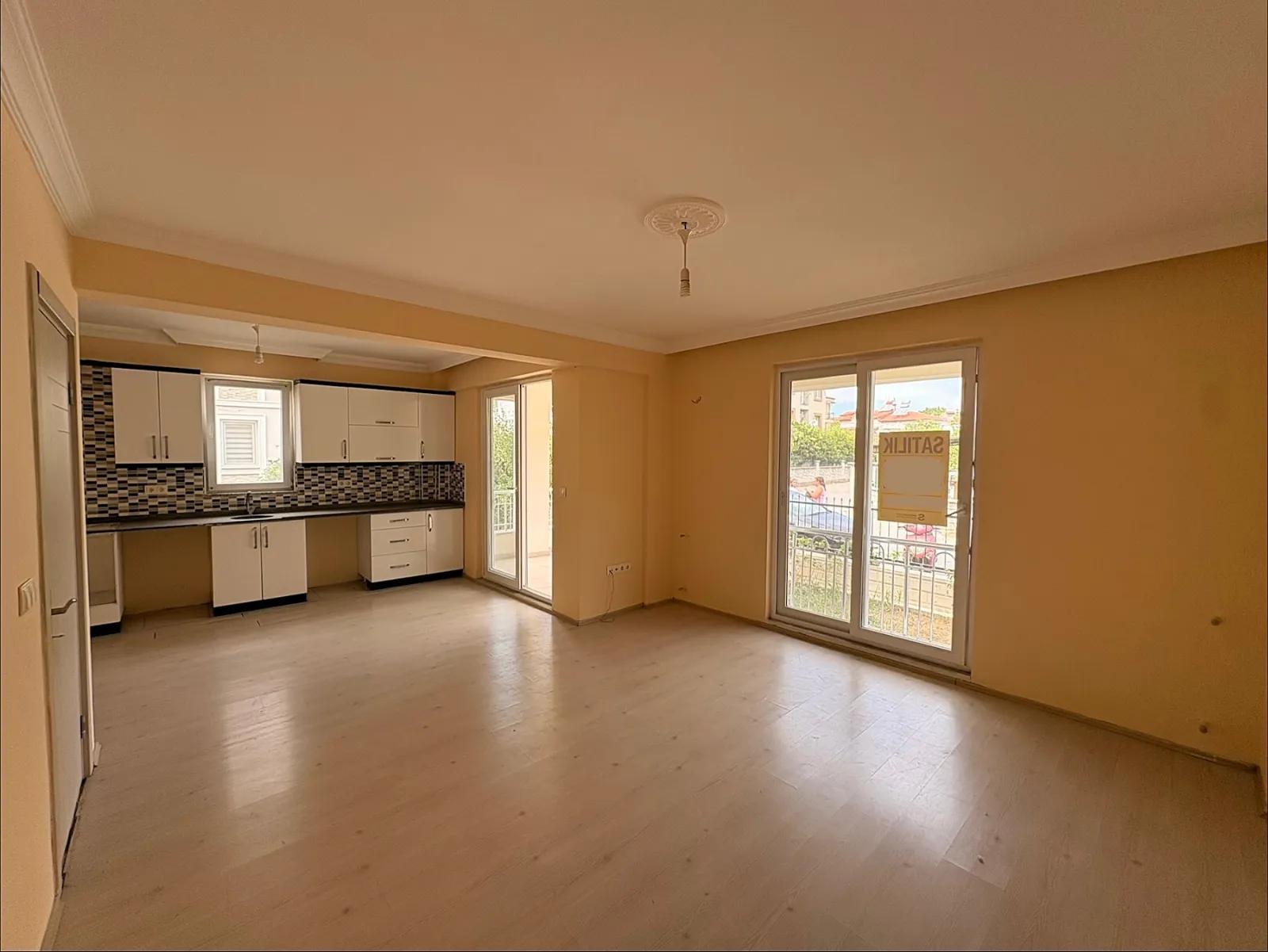 In Ortaca Beşköprü geräumige 3+1 Wohnung zum Verkauf, für hohe Kredite geeignet.