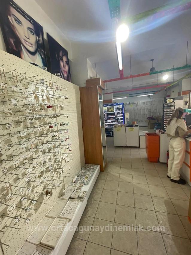 180 M² Großes Ladenlokal In Belebter Straße Zu Vermieten – Angebot Von Günaydın Real Estate