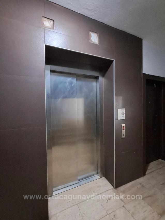 Günaydın Real Estate Bietet Eine Geräumige 1+1-Wohnung Im Stadtzentrum Zum Verkauf An.