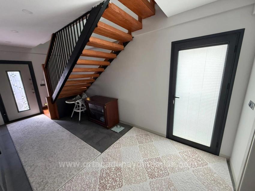 Günaydın Real Estate Bietet Eine Ultra-Luxuriöse, Freistehende Triplex-Villa Mit 6+1 Schlafzimmern Und Privatem Pool In Çaylı An.