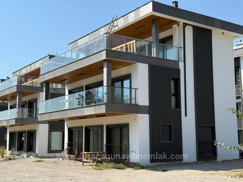 Günaydın Real Estate Bietet Eine Ultra-Luxuriöse, Freistehende Triplex-Villa Mit 6+1 Schlafzimmern Und Privatem Pool In Çaylı An.