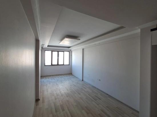 Günaydın Real Estate Bietet Eine Geräumige 1+1-Wohnung Im Stadtzentrum Zum Verkauf An.