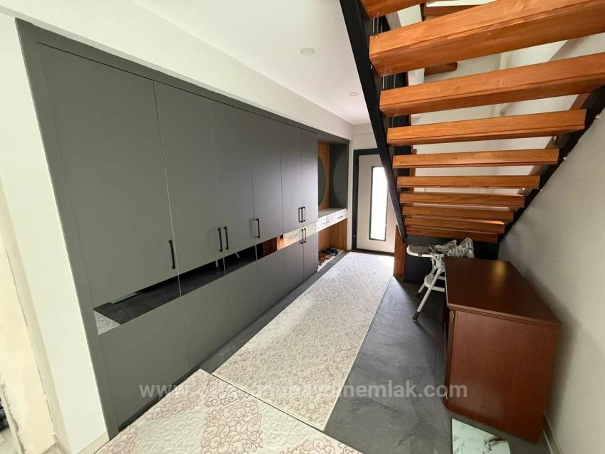 Компания Günaydın Real Estate Предлагает Роскошную Трехэтажную Виллу С 6 Спальнями И 1 Ванной Комнатой, А Также Частным Бассейном В Районе Чайлы.