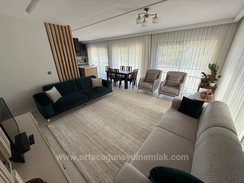 Компания Günaydın Real Estate Предлагает Роскошную Трехэтажную Виллу С 6 Спальнями И 1 Ванной Комнатой, А Также Частным Бассейном В Районе Чайлы.