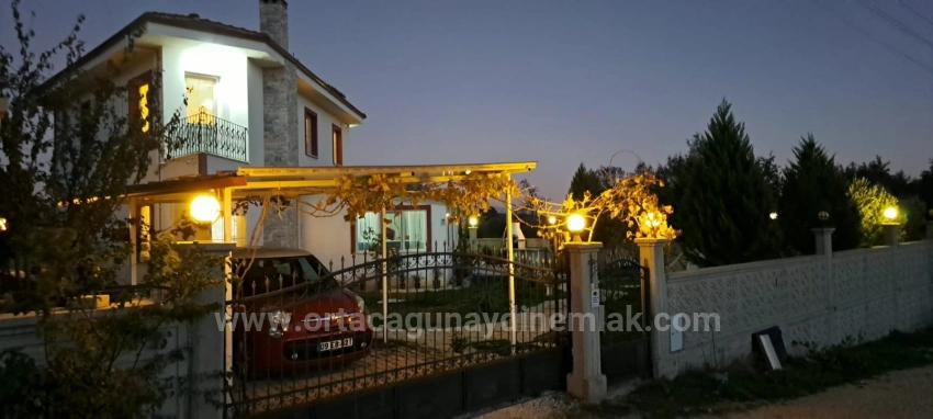 Компания Günaydın Real Estate Предлагает К Продаже Построенную По Индивидуальному Проекту Виллу С 3 Спальнями И 1 Ванной Комнатой, Полностью Меблированную, В Районе Кызыляка, Ула.