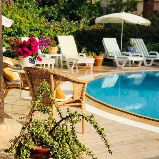 Продается Отдельно Стоящая Трехэтажная Вилла С 5 Спальнями И 1 Ванной Комнатой, С Бассейном, В Районе Дальян Гюльпинар.