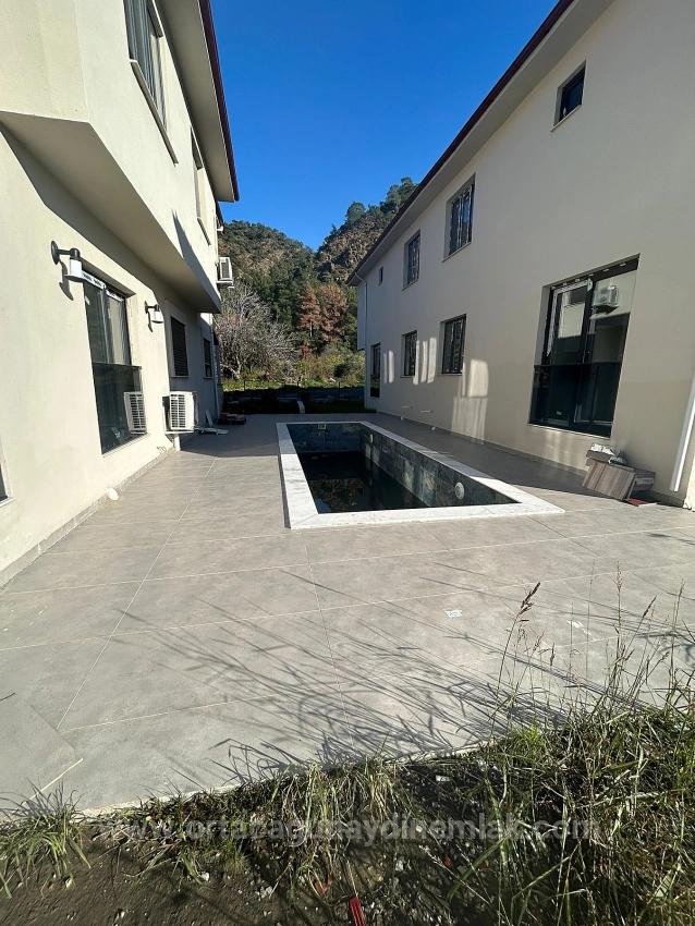 Ortaca Atatürk Mah. 3+1 Bahçeli Havuzlu Satılık Dubleks Full Eşyalı Villa