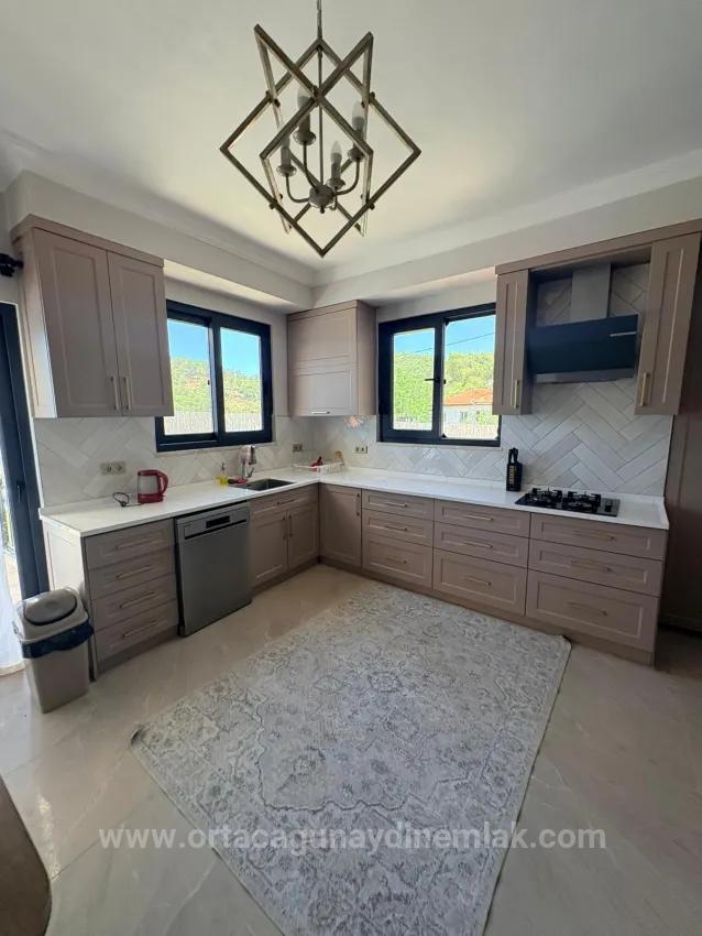 Tepearası Mahallesi'nde 4+1 Müstakil Havuzlu Villa