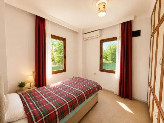 Dalyan Merkez'de Eşyalı 3+1 Kiralık Havuzlu Villa