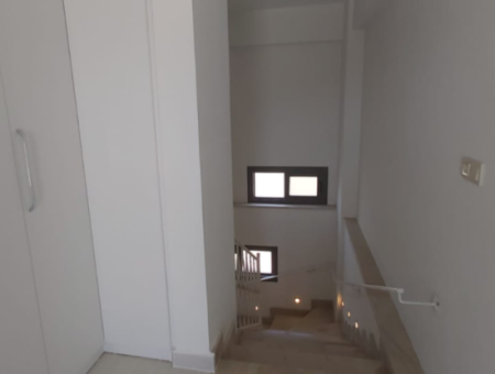 Dalaman Karaçalı Mahallesinde Ultra Lüks 4+1 Özenle Yapılmış 3 Katlı Triplex Villamız Satılıktır.